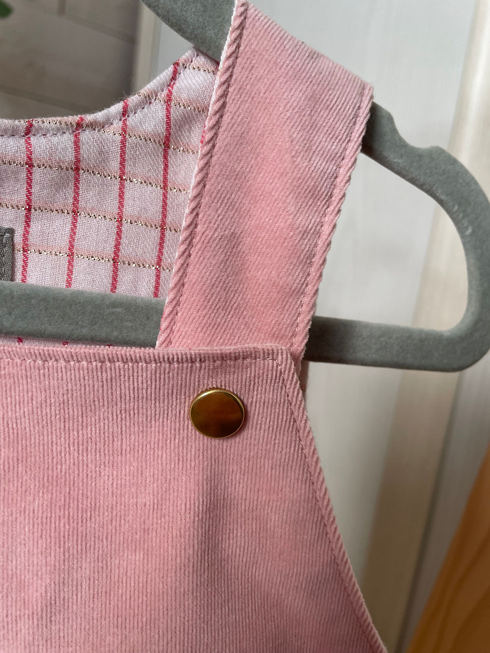 Miniature : Robe chasuble velours rose détail encolure cousue main Oeko-Tex – Mam'Iza