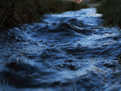 Arrastra río a menor; fallece