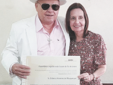 DJ Ximeninho recebe o Diploma Cristo Redentor.