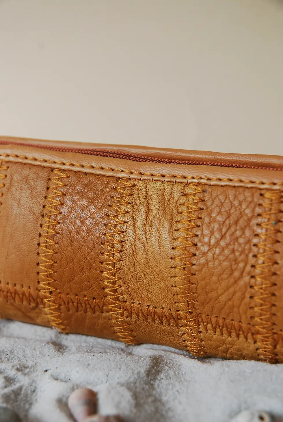 Miniature : Trousse ronde Camel en cuir recylé de la marque Mabuti'k