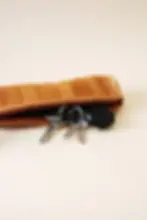 Miniature : Trousse ronde Camel en cuir recylé de la marque Mabuti'k