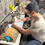 Fabrication des objets, porte-monnaie et porte-clef en cuir recyclé dans l'atelier aux Philippines 