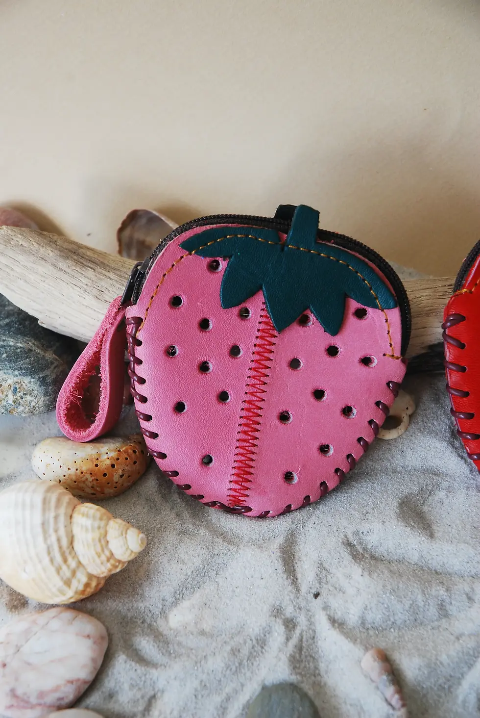 Miniature : Porte-monnaie Fraise en cuir recyclé de la marque Mabuti'k