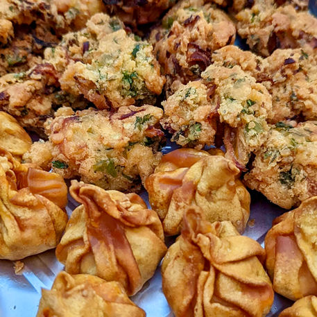 Bagodas (petits beignets à la farine de pois chiches, oignons et coriandre) et raviolis fris