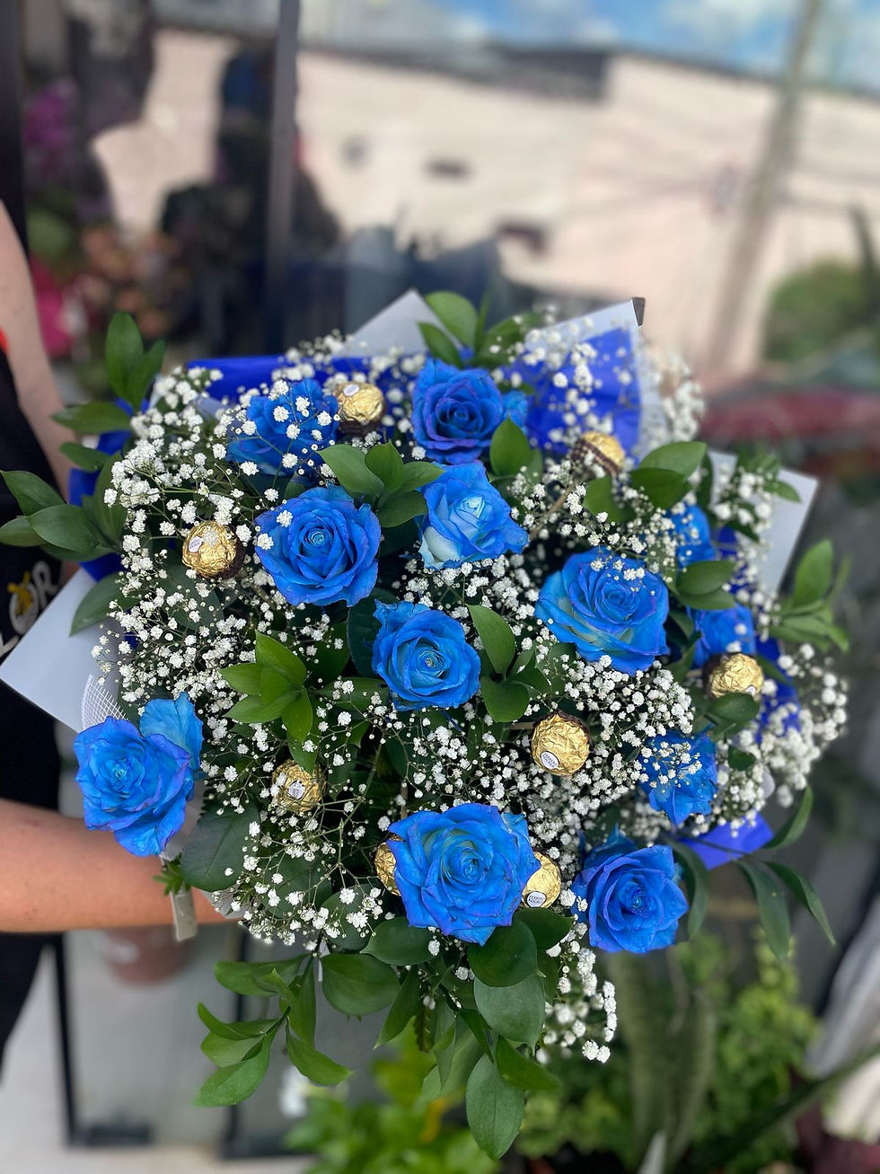 Buque de rosas azuis+ ferreiro rocher