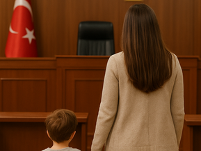 Boşanma sürecinde kadının haklarını simgeleyen, mahkeme salonunda kadın ve çocuğunu gösteren gerçekçi görsel.