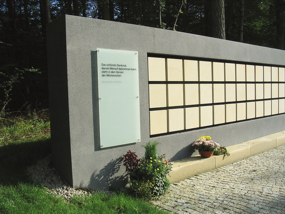 Glastafel zur Beschriftung an einer K2 Urnenwand auf dem Waldfriedhof Sindelfingen-Maichingen