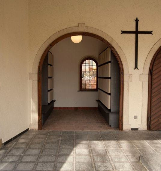 Indoor-Kolumbarium K2 mit Urnennischen in einer Kapelle auf dem Friedhof Dagersheim