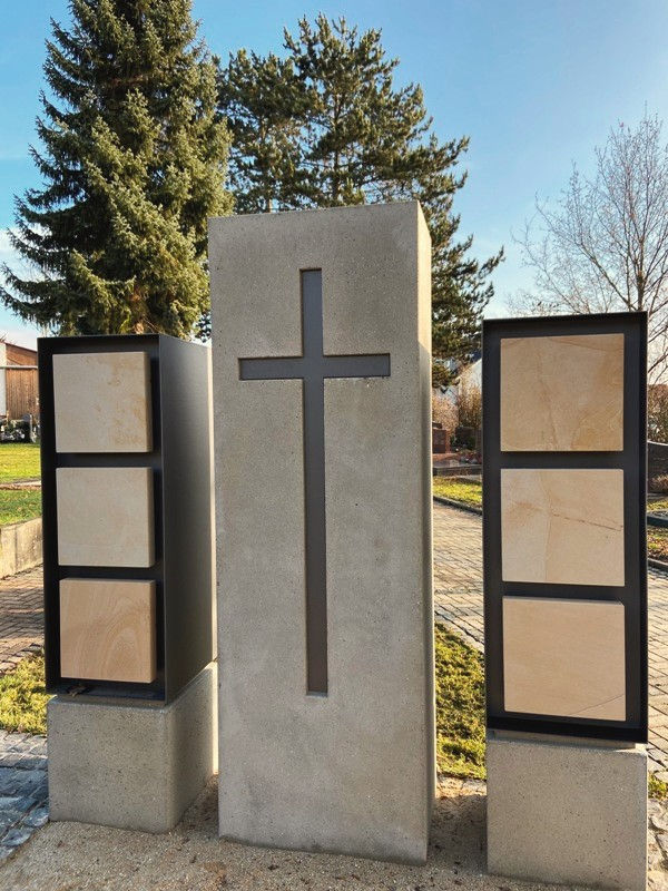 Kolumbarium K2 Urnenstelen mit Kreuz-Stele auf dem Friedhof Stadtallendorf