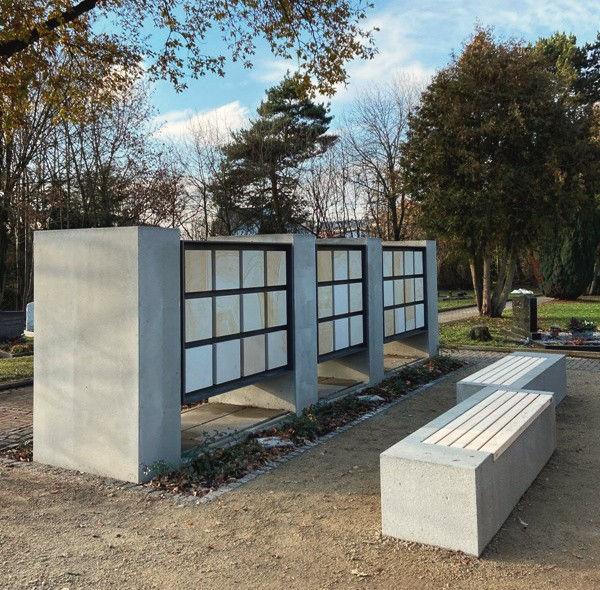 Sitzbank aus Beton vor den K2 Urnenwänden auf dem Friedhof Stadtallendorf