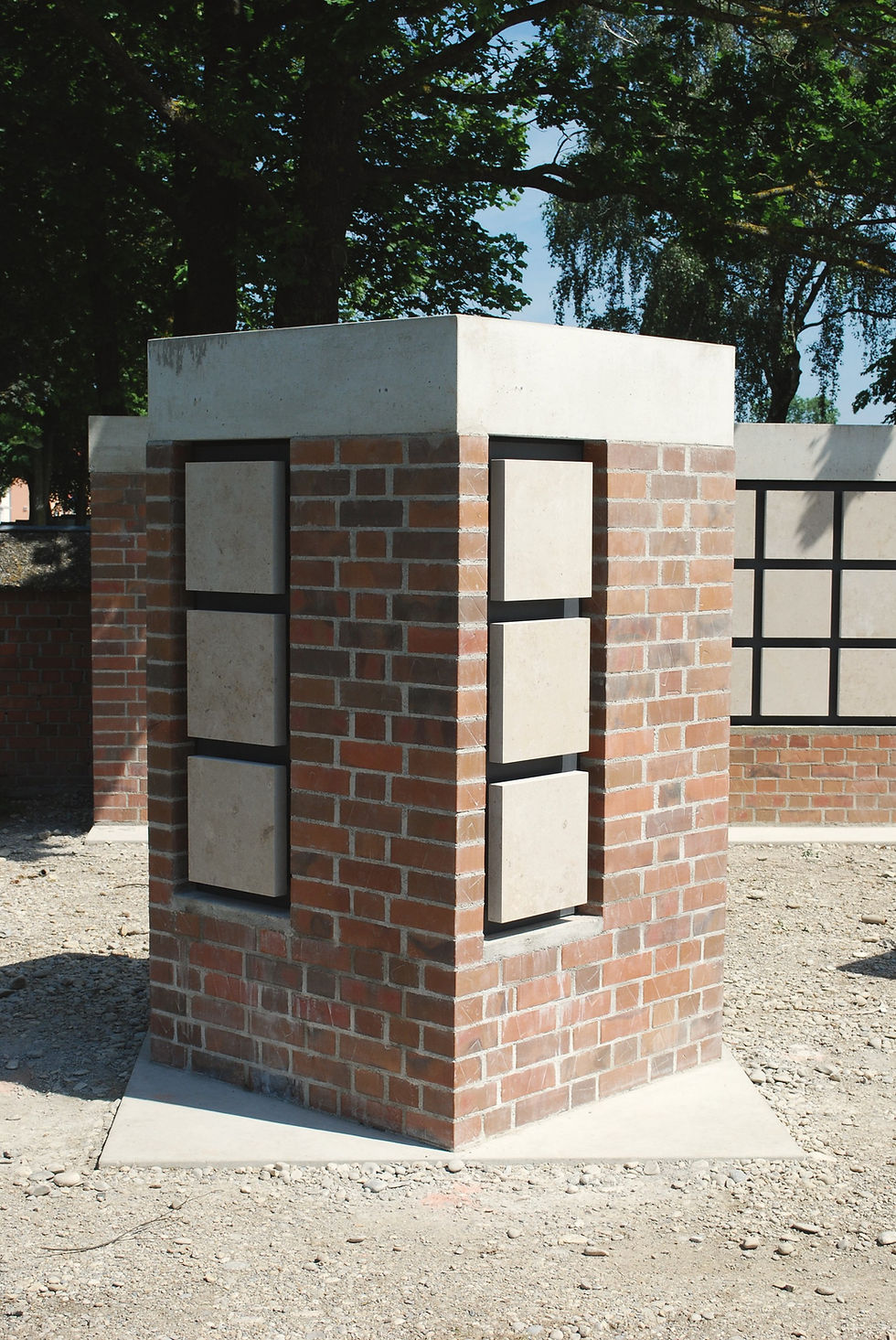 Kolumbarium K2 Urnenwürfel mit Klinkerverkleidung in Königsbrunn