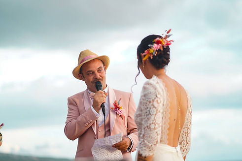 Marié en costume rose parlant au micro par un photographe mariage