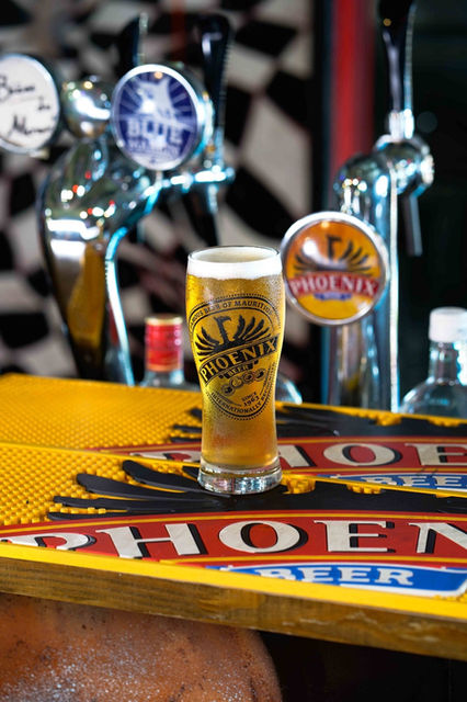 Verre de bière Phoenix sur un comptoir de bar