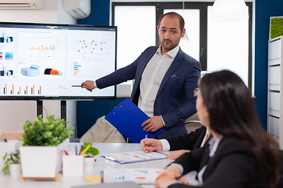 briefing-de-lider-de-equipe-bem-sucedido-apontando-e-explicando-o-projeto-em-brainstorming