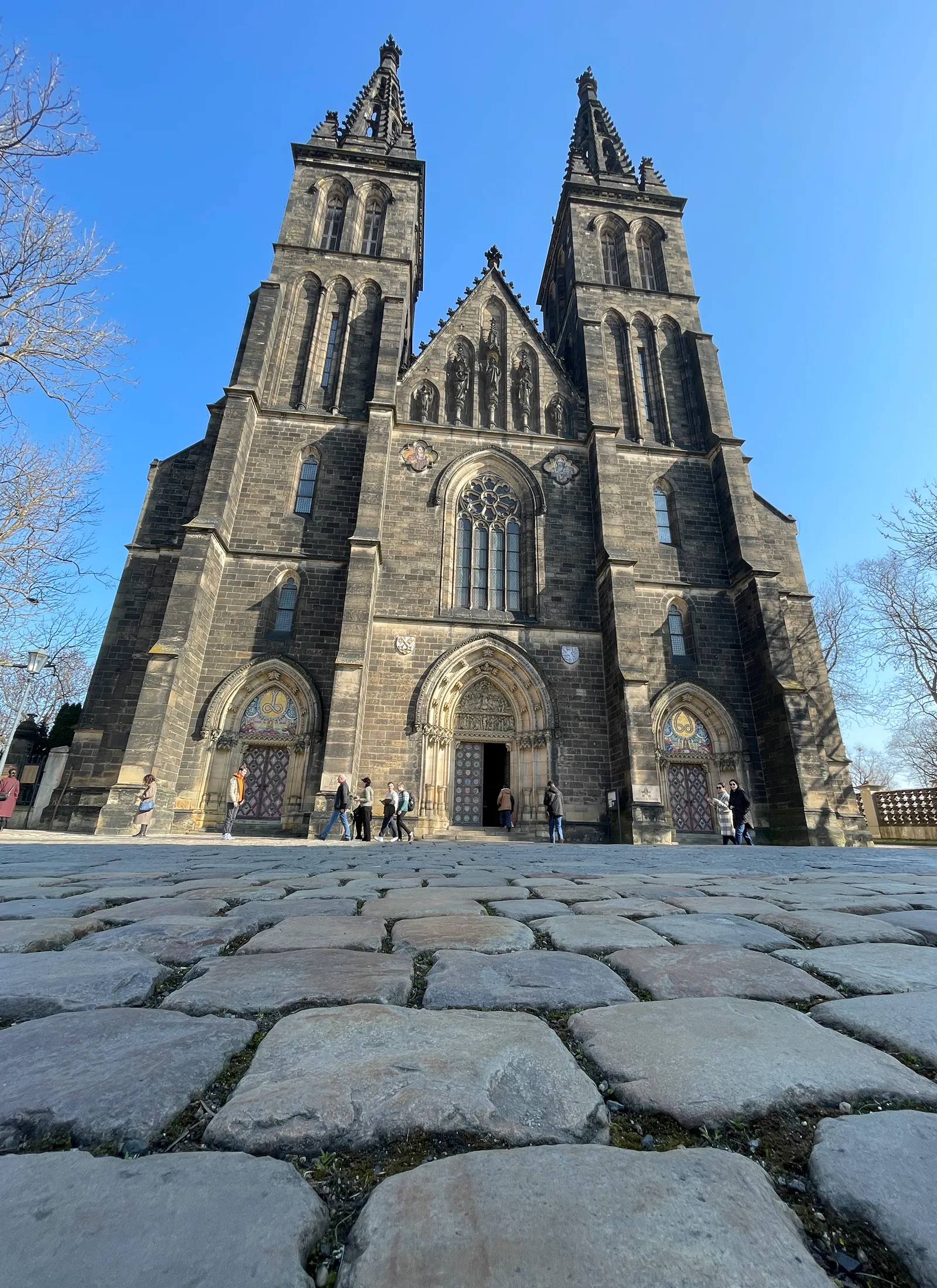 St. Peter ja St. Paul basiilika, vaade kahe torniga neogooti stiilis kirikule. 