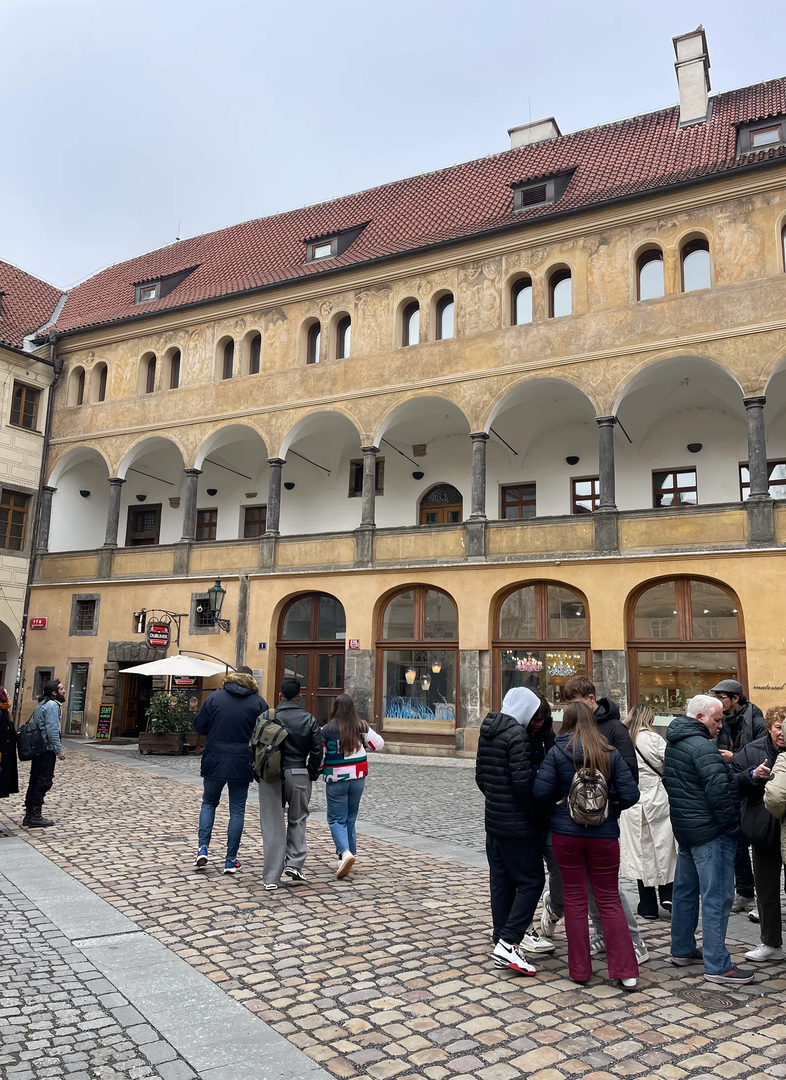 Vaade kaubahoovi, kus kaupmehed pidid maksma tolli enne, kui vanalinna pääsesid