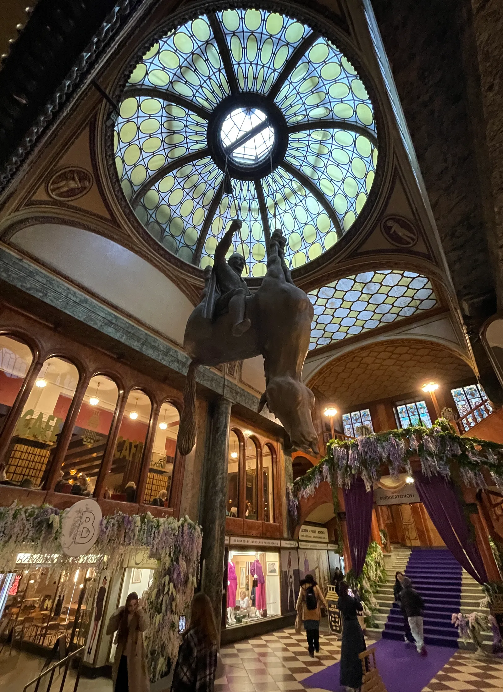 Praha Palác Lucerna passage’is rippuv hobuseskulptuur on tšehhi kunstniku David Černý teos, kus püha Václav istub tagurpidi rippuva “surnud” hobuse kõhu peal.