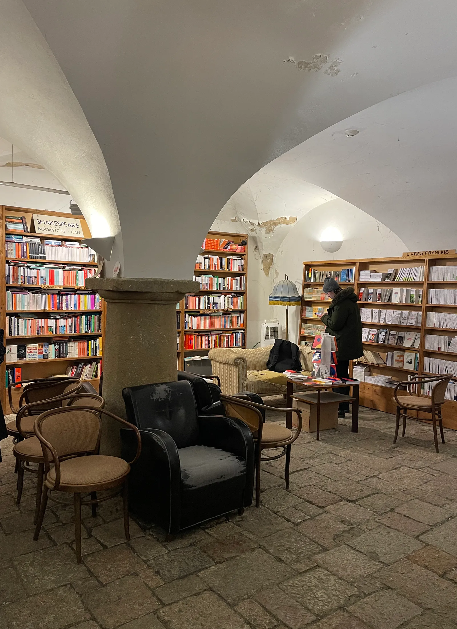 Shakespeare a Synové raamatupoe keldrikorruse vaade, valged võlvlaed ja palju raamatuid