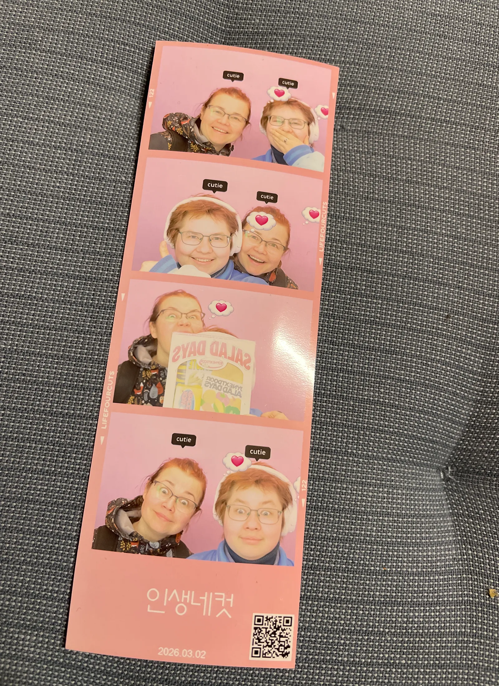 K-popi poes KSPACEtehtud kiirfotod Mutist ja Maurice'ist roosal taustal