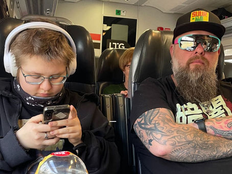 Kaks inimest istuvad rongis