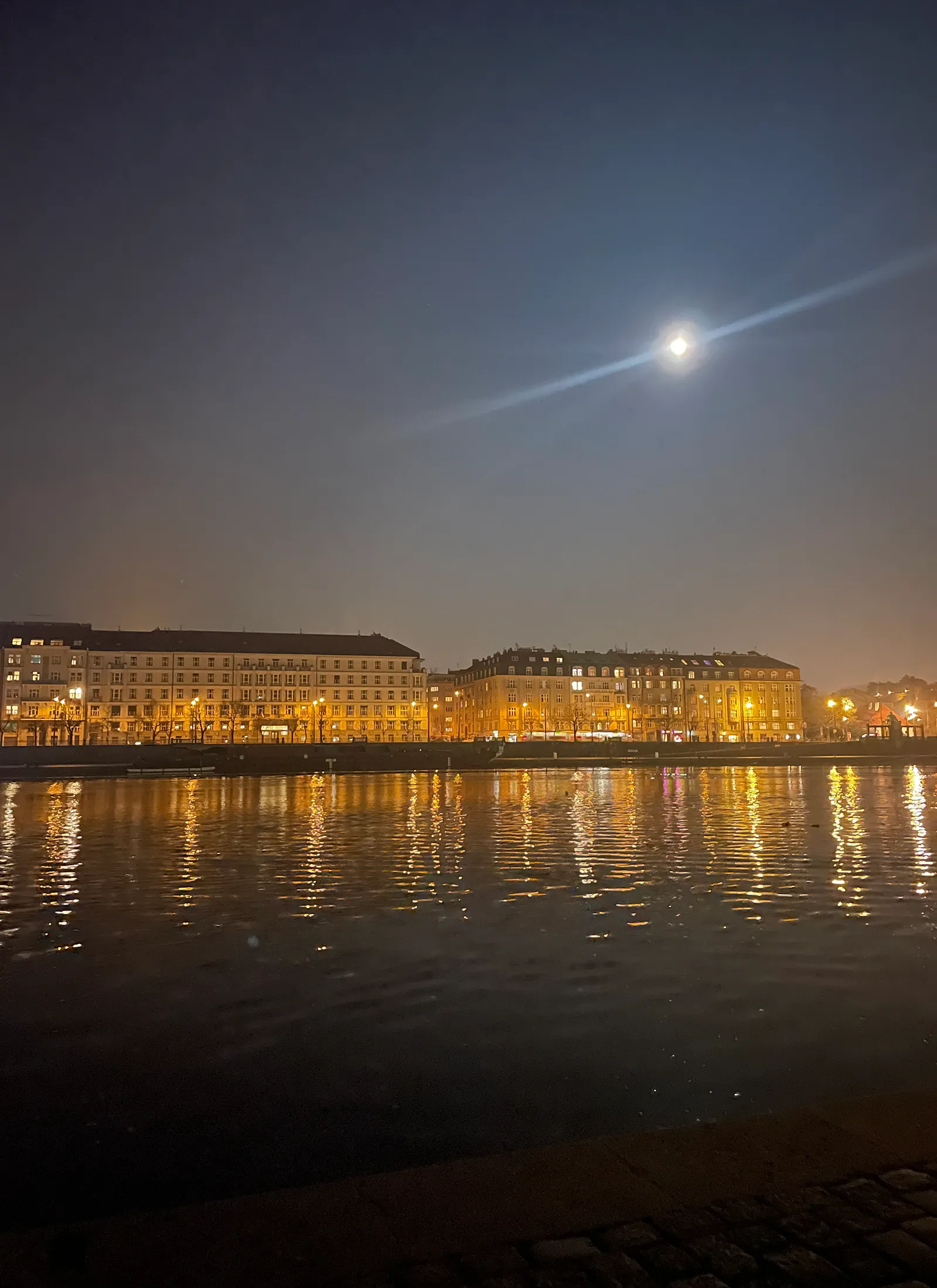 Öine Smíchovská náplavka - jõepromenaad vaatega Vyšehradi lossile ja raudteesillale