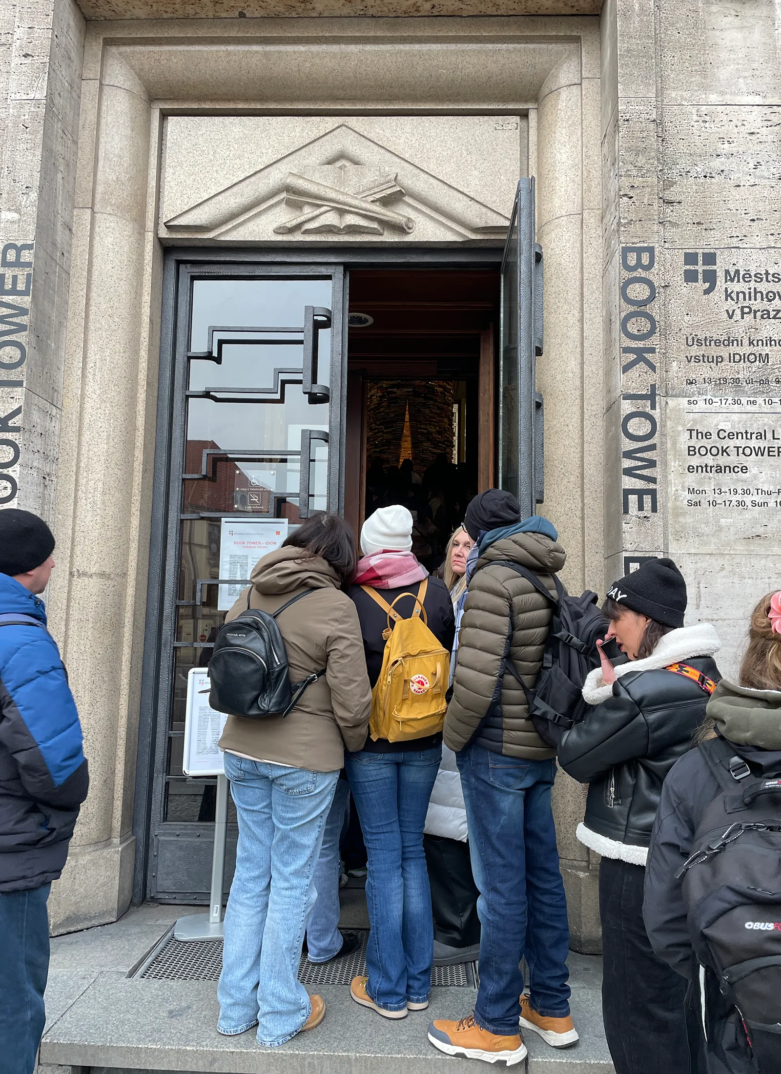 Ainus koht, kus märtis on järjekord - munitsipaalraamatukogu 5000 raamatust tehtud skulptuuri juures