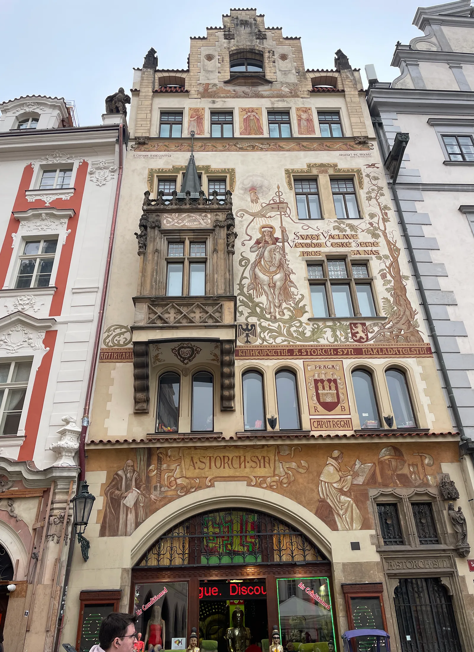 ilus 15.-16. sajandil ehitatud maja, mida kaunistab Mikolaš Aleši kavandi järgi tehtud maaling, mis kujutab püha Vaclavit hobuse seljas