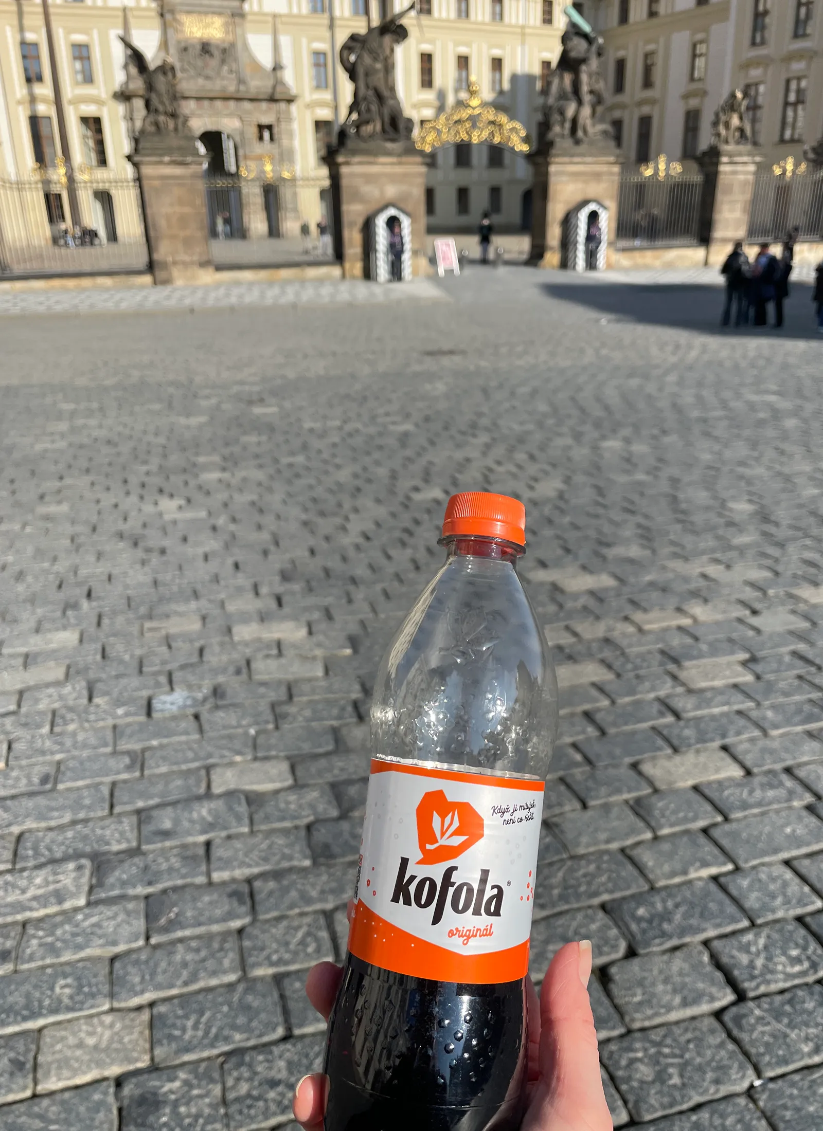 Kofola pooltühi pudel munakivitee taustal - see Coca-Cola ja Pepsi peamine konkurent Tšehhis ja Slovakkias