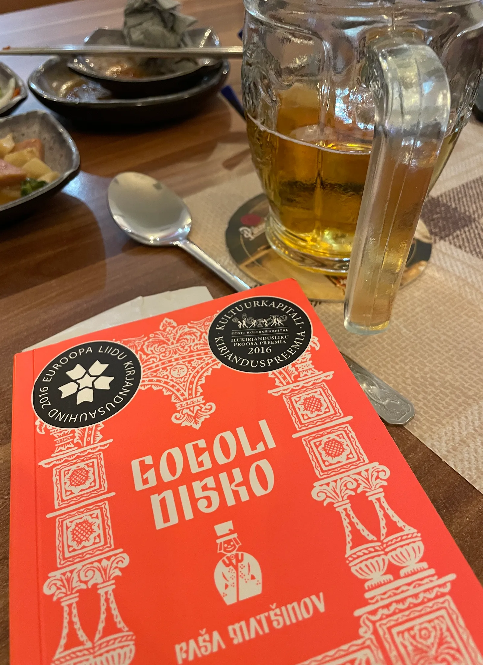 Paavo Matsini raamat gogoli disko asetseb õllekannu kõrval kõrtsilaual