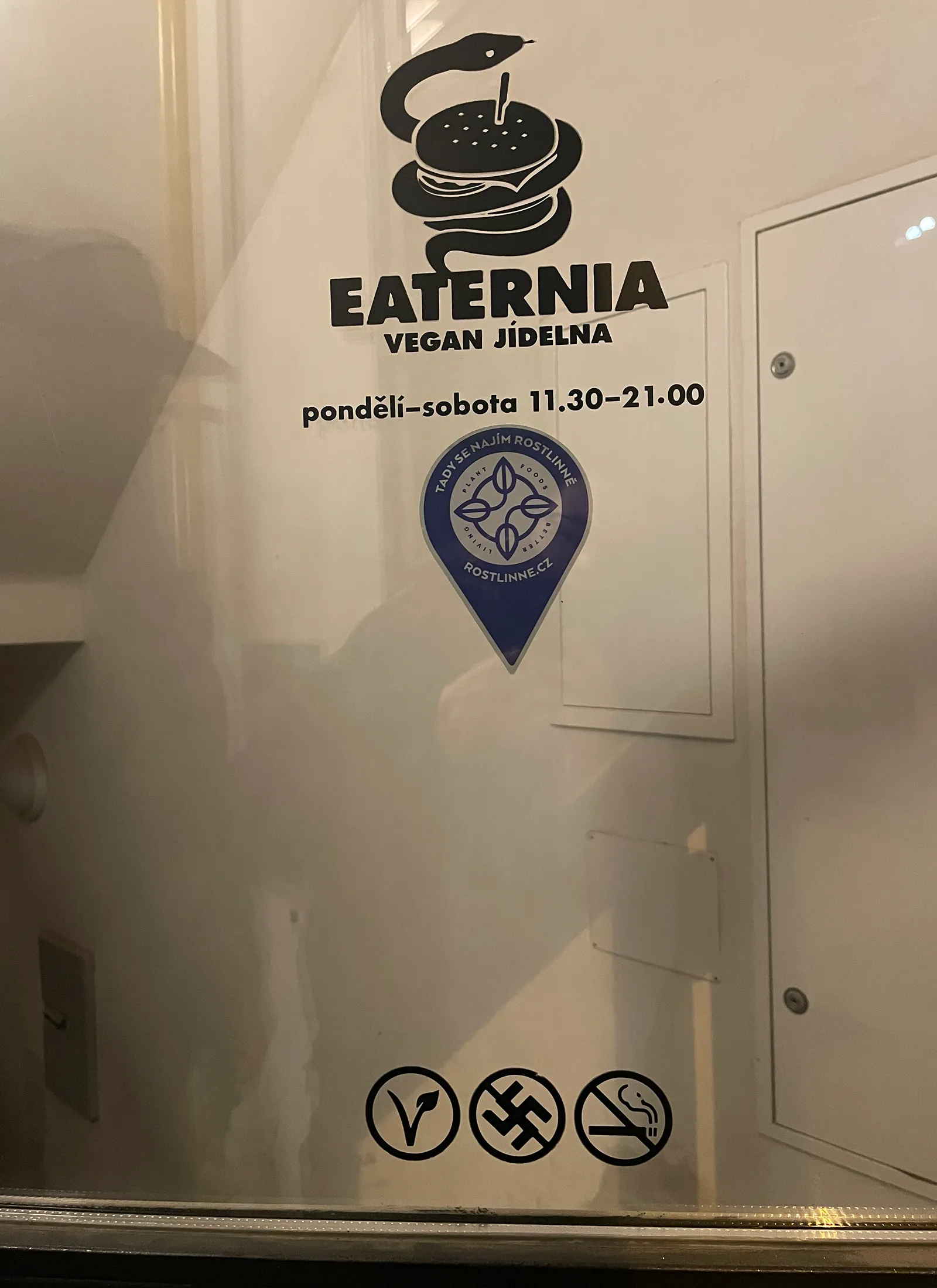 Vegan söögikoha eaternia uks, millel märgistus,e t on vegan, suitsetamine keelatud ja svastika keelatud