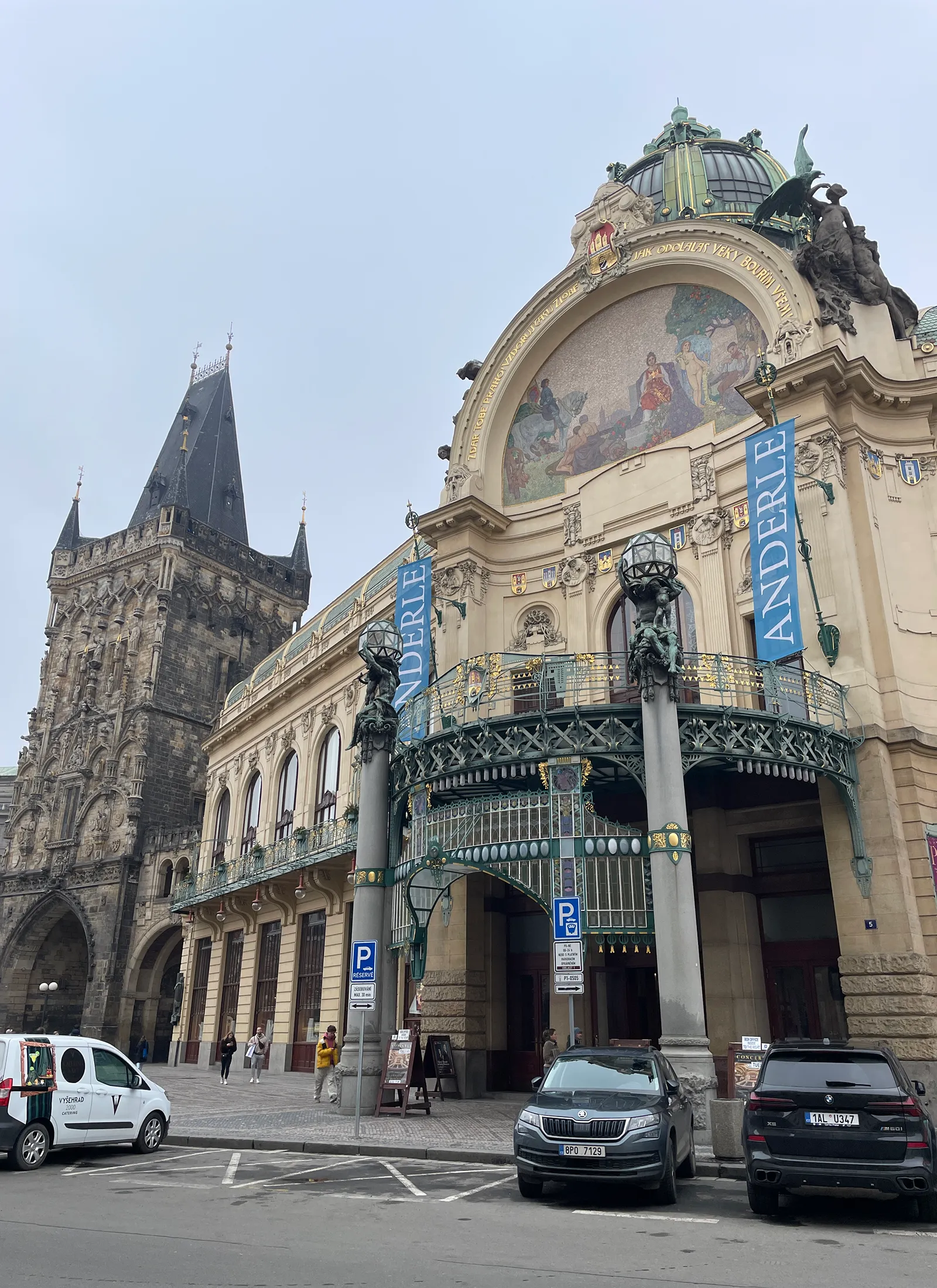 Municipal house välisvaade, Praha silmapaistvaim juugendhoone, ehitati 1905-1911. Tuntud oma kaunite fassaadide, vitraažide ja dekoratiivse kujunduse poolest.