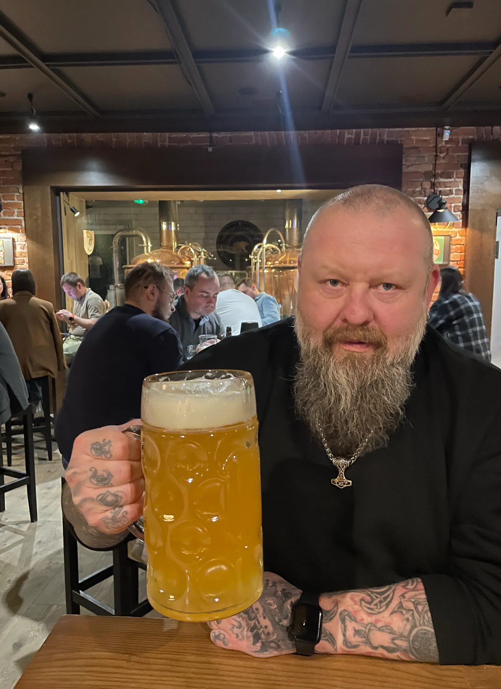 Myrakas koos liitrise õllekannuga Suwałkis pubis