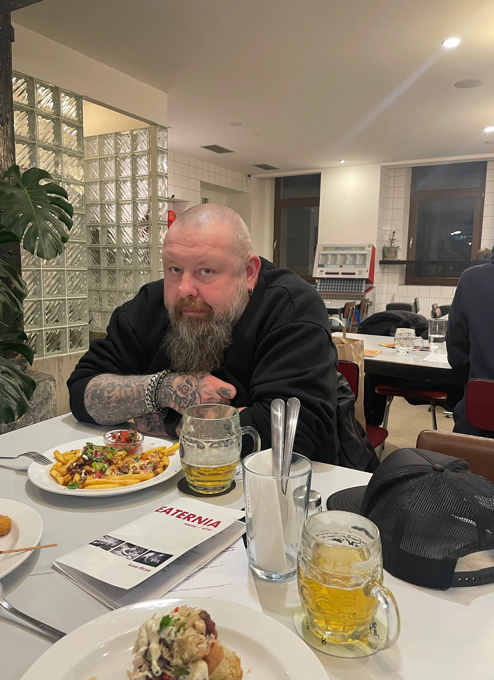 Myrakas istub Eaternia nimelises vegan kiirtoidukohas kaetud laua taga