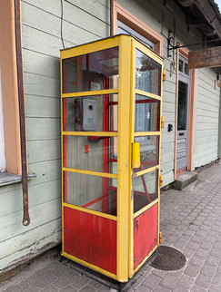 Nõukogudeaegne kollase-punasegakirju telefoniputka