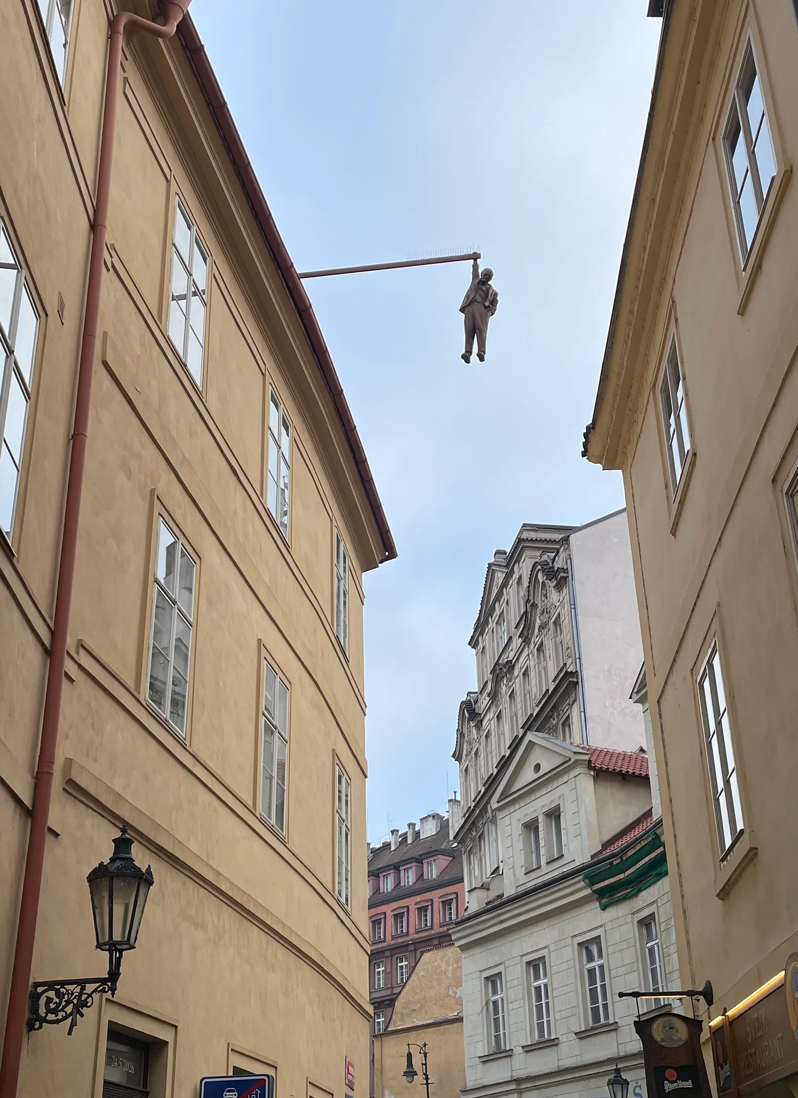 David Černý skulptuur Man hanging out, kus mees nagu ripuks tänava kohal