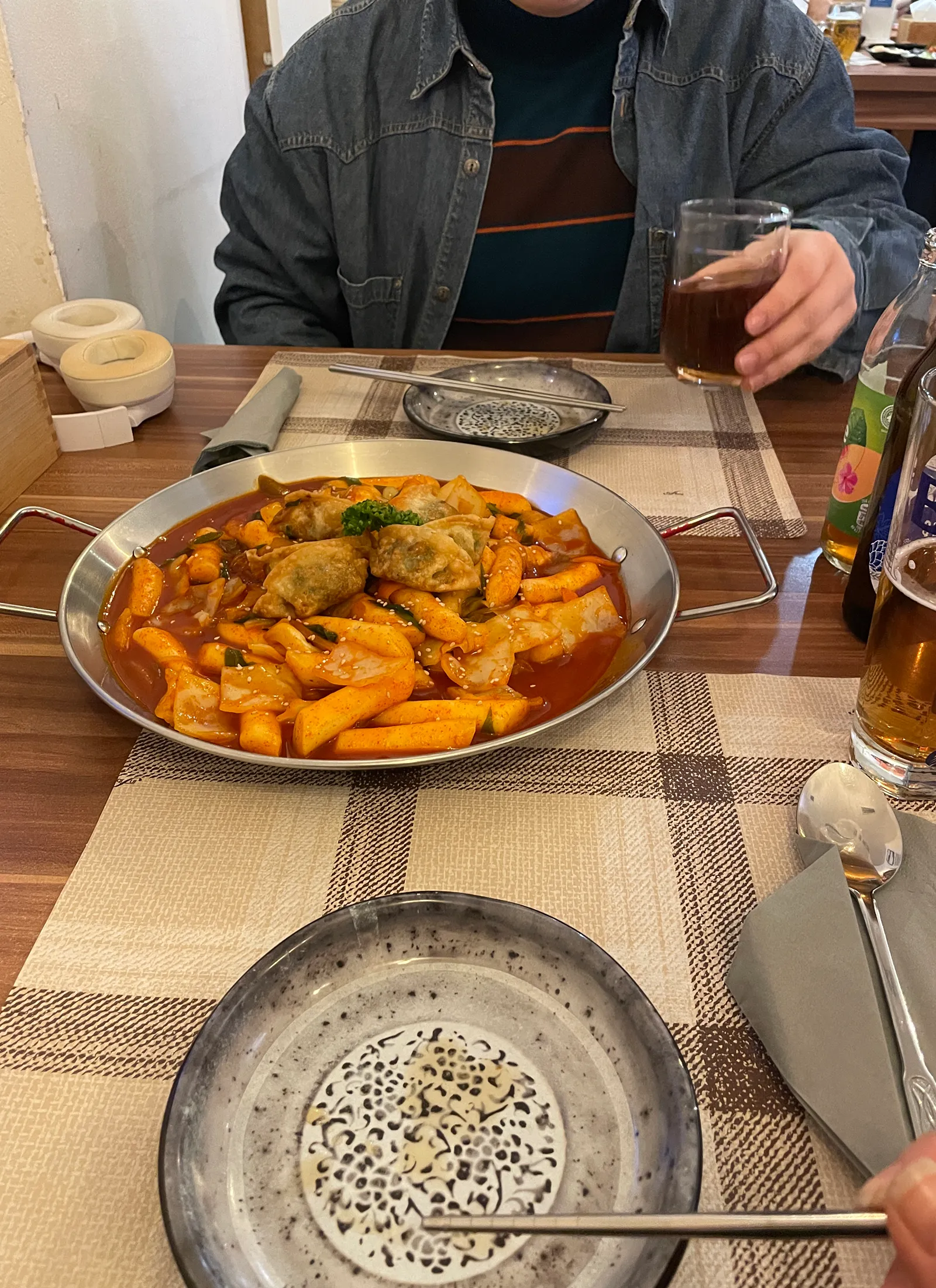 Matzip korea restoran, laual on suur kauss teravas kastmes Tteokbokkit