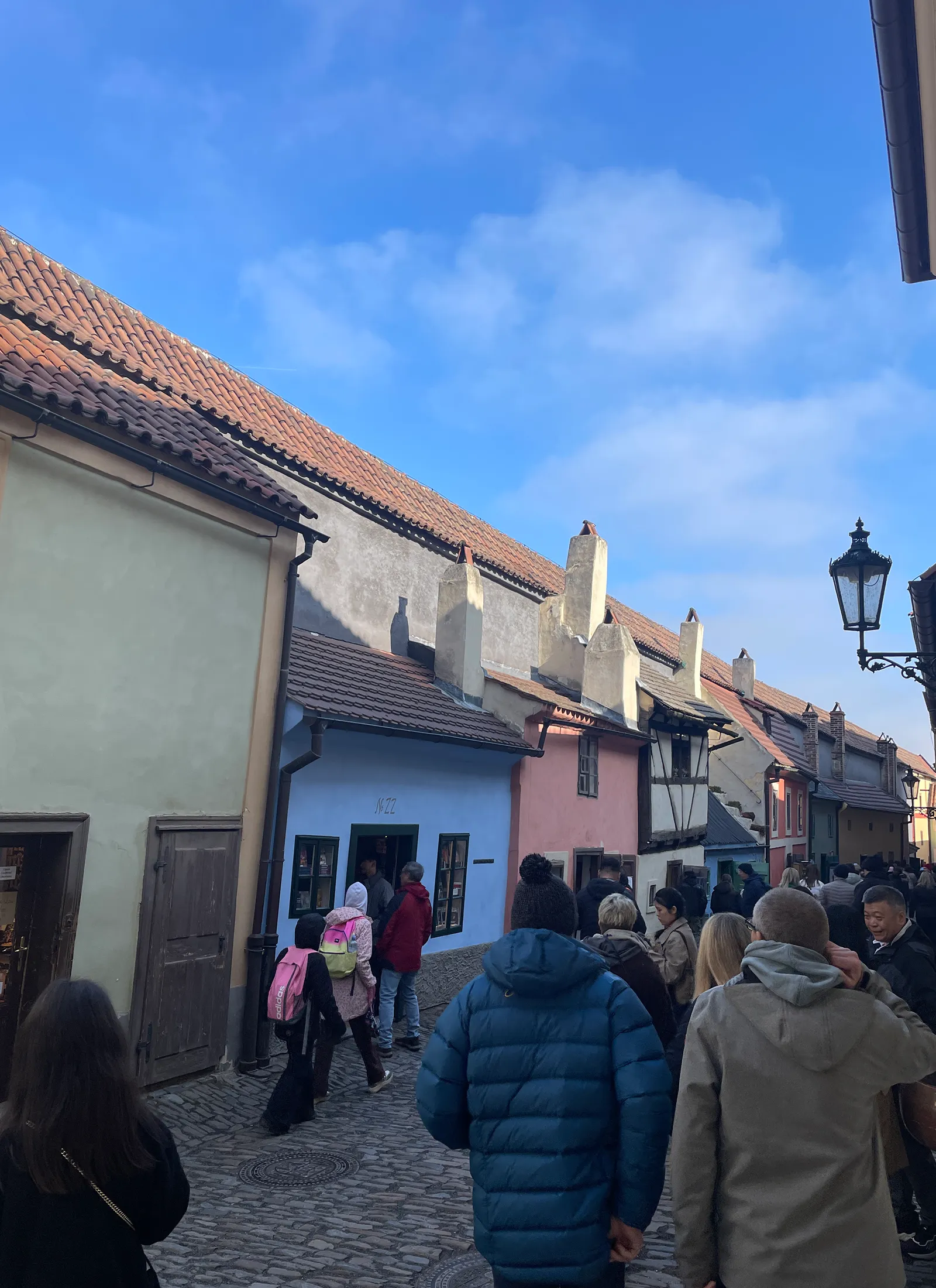 Vaade Golden Lane'ile, mis on kitsas tänav Praha lossi müüri ääres
