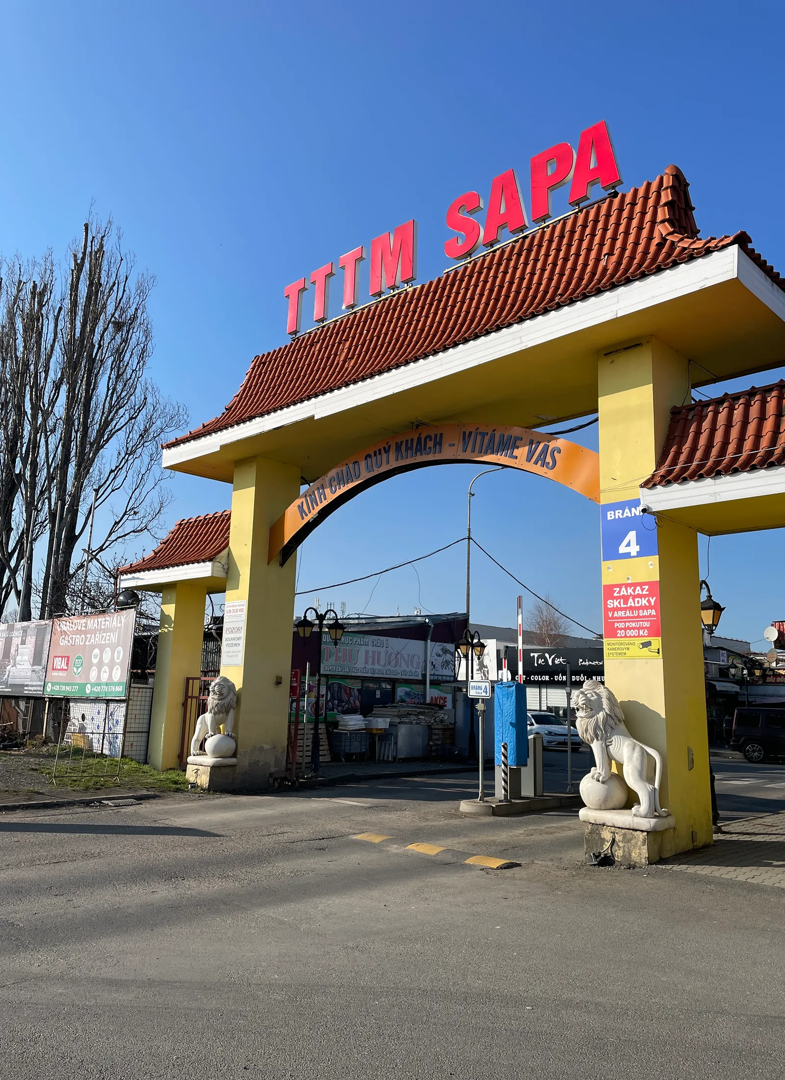 Little Hanoi ehk Sapa suur kollane punase katusega värav., mis viib vietnami kultuuri ja toidu keskusesse