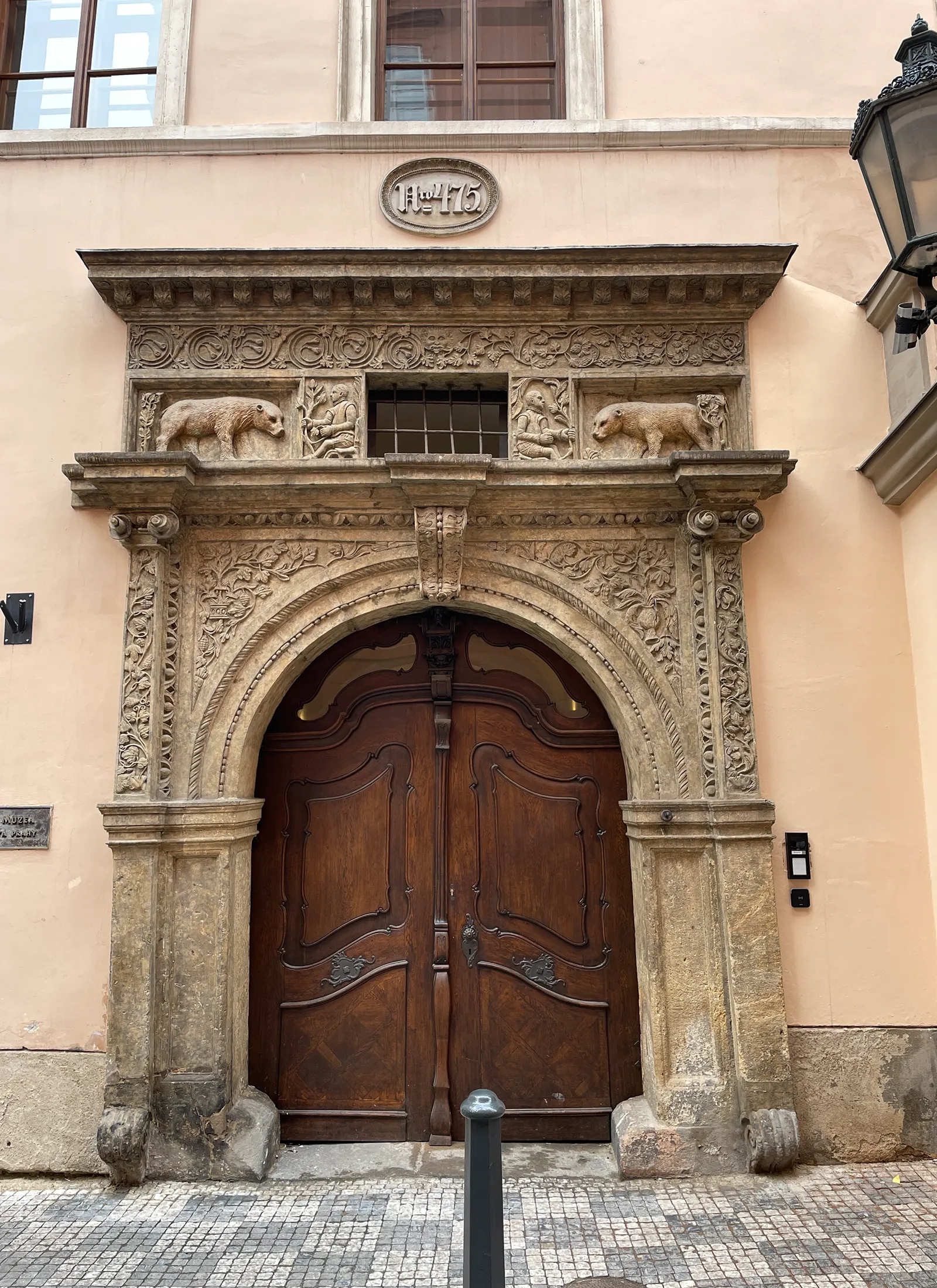 Maja fassaad vanalinnas, nikerdatud renessanssportaalil kujutatakse kahte kuldset karu