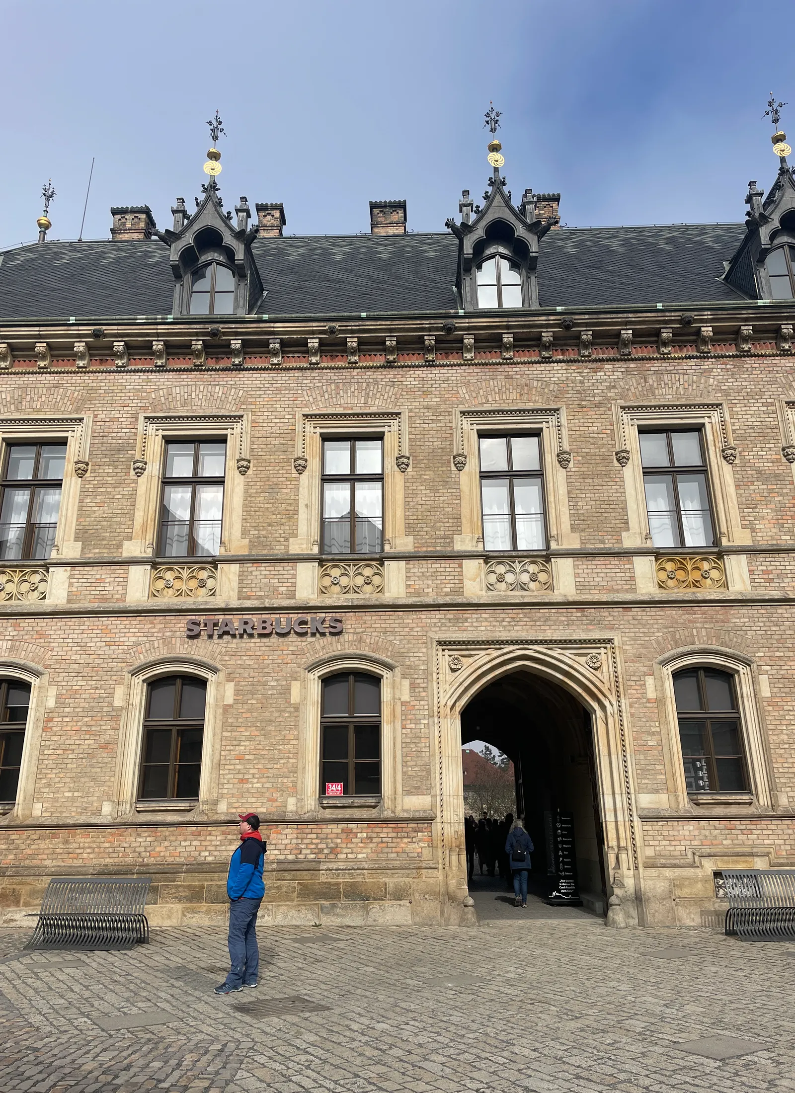 Vaade Praha lossis vanale majale, kuhu on tehtus Starbucksi kohvik