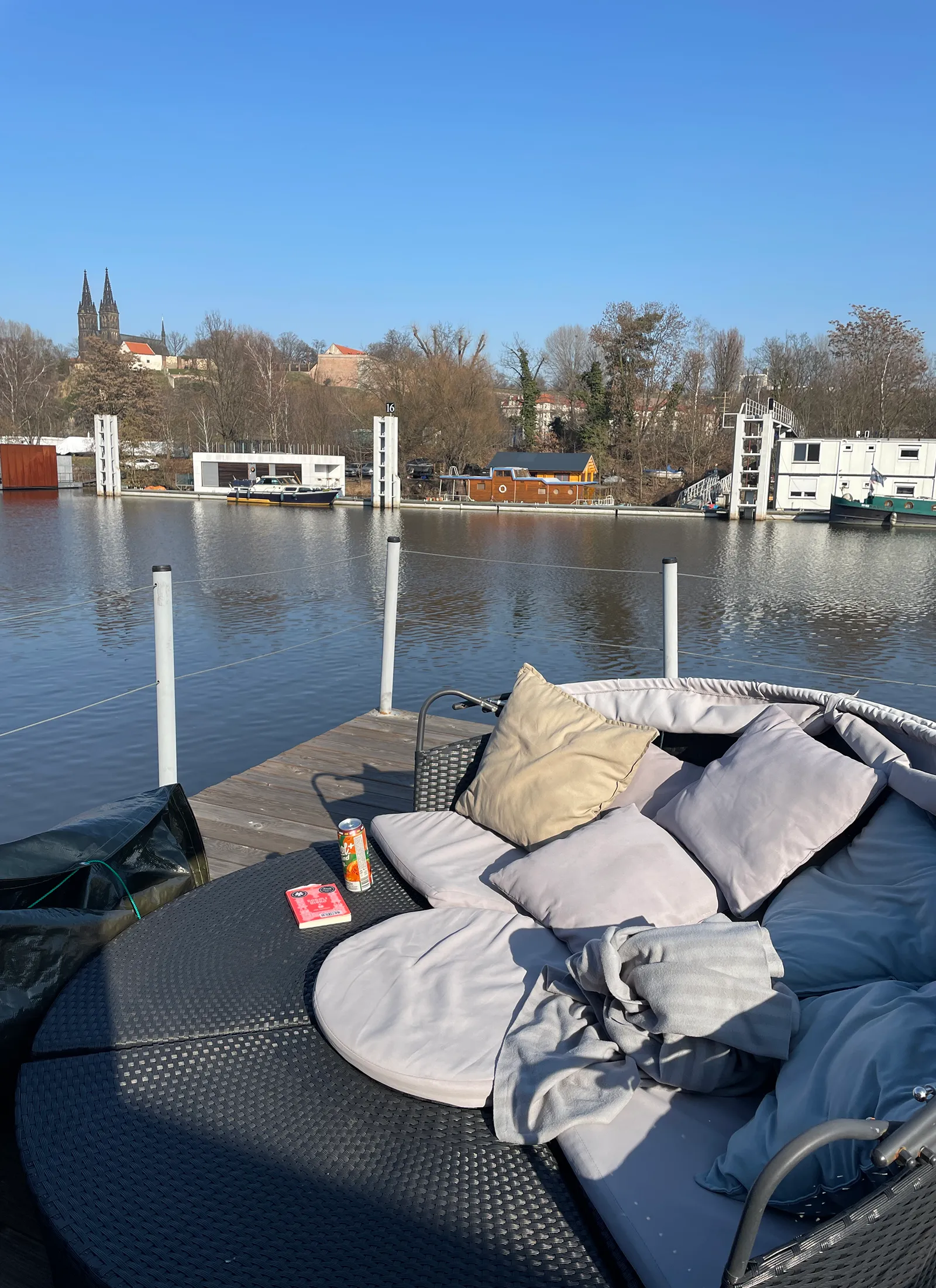 Vaade paatmaja ülemisele terrassile, kus on ümmargune aiadiivan, millele paistab soe päike, õues on märts, aga 17 plusskraadi