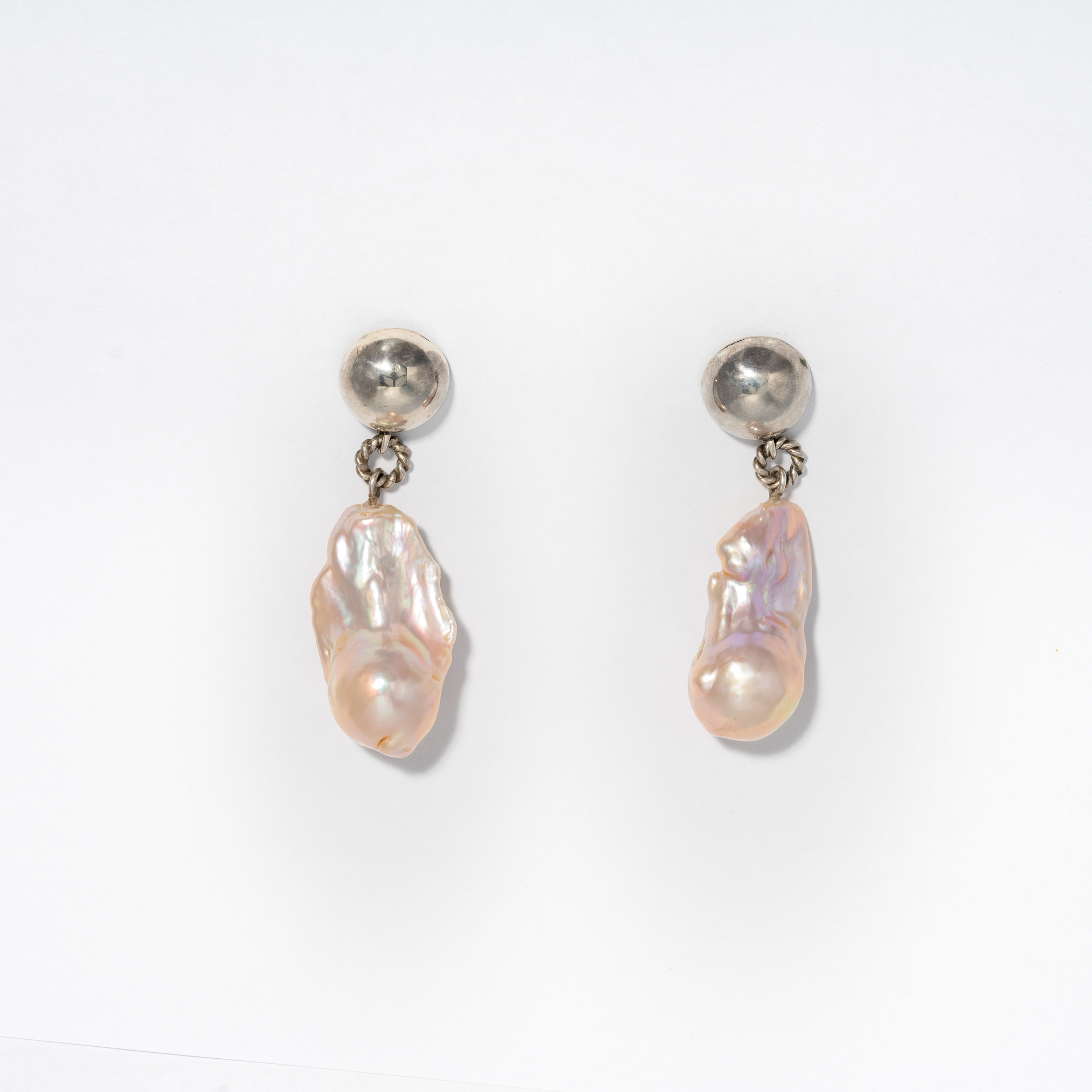 The planet with baroque pearl