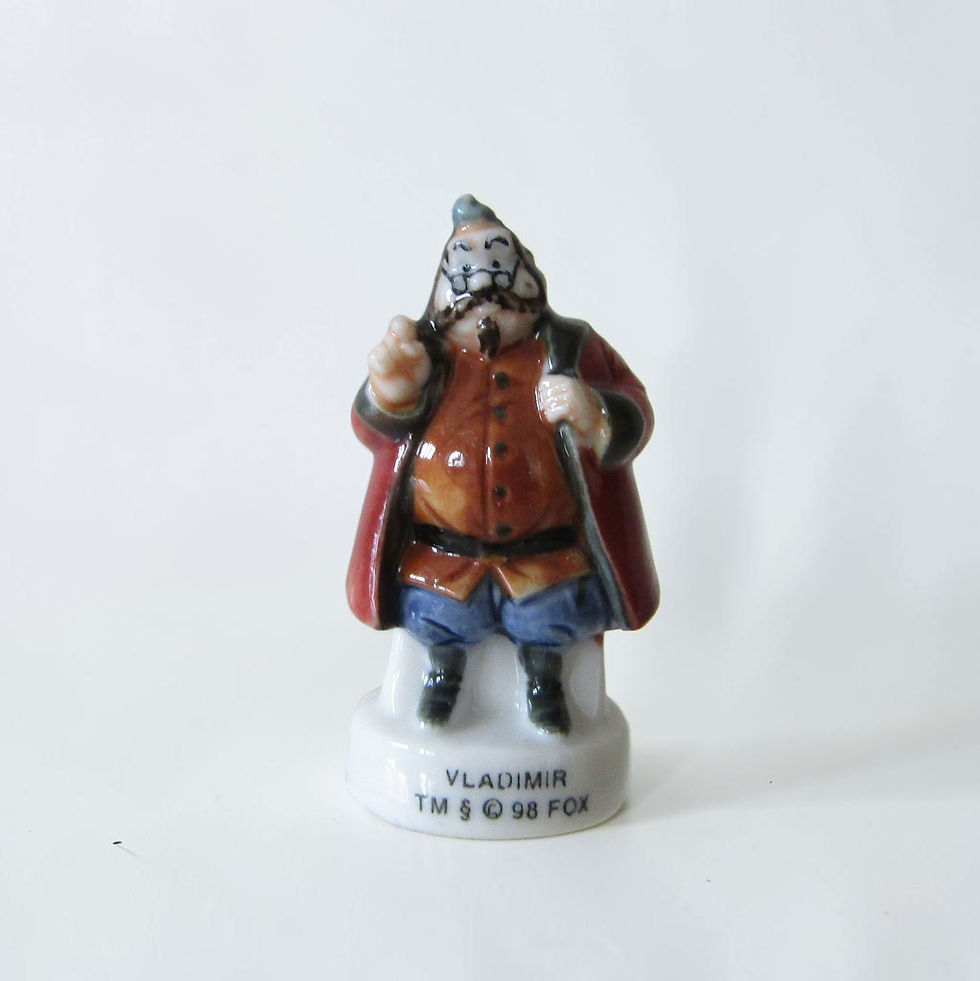 Fèves en porcelaine brillante représentant les personnages du film Anastasia, disposées en deux rangées sur fond clair