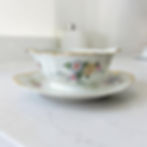 Saucière en porcelaine de Limoges Bernardaud modèle Bengali avec décor floral polychrome et liseré doré, avec plateau assorti