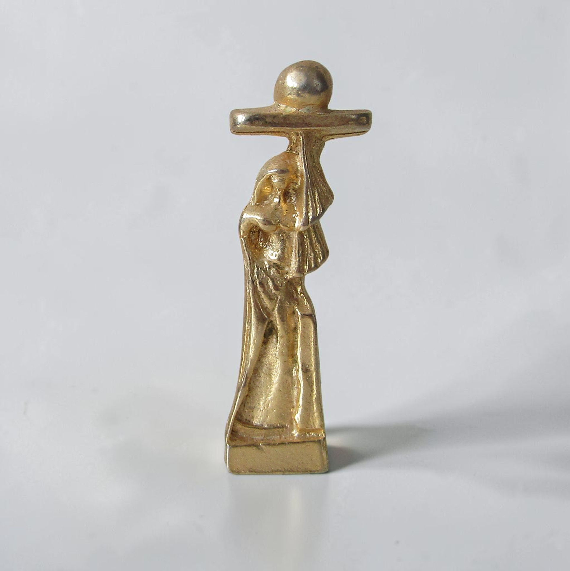 Fèves dorées représentant différents trophées et récompenses emblématiques (Oscar, César, Coupe du Monde, Ours d’Or, Molière