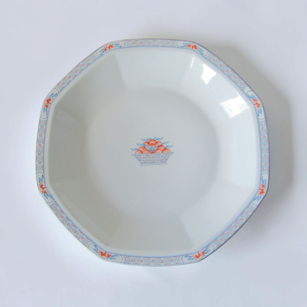 Plat en porcelaine de Limoges Haviland modèle Orangeraie, de forme ronde, décor bleu et orange avec corbeille de fruits