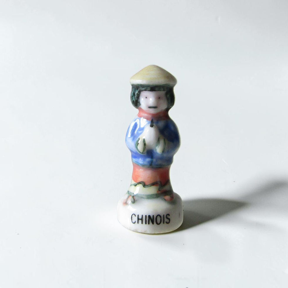 Miniature : Collection de 10 fèves en porcelaine brillante « Les Enfants du Monde » éditée par Nordia en 1996, représentant un Américain