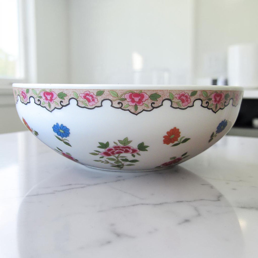 Saladier en porcelaine de Limoges Raynaud modèle Compagnie des Indes Tétard avec décor floral polychrome intérieur et frise
