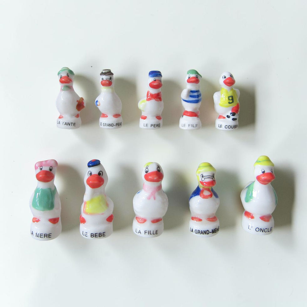 Fèves en porcelaine brillante La famille des oies (2004) Éditions Nordia représentant 10 oies anthropomorphes incarnant les