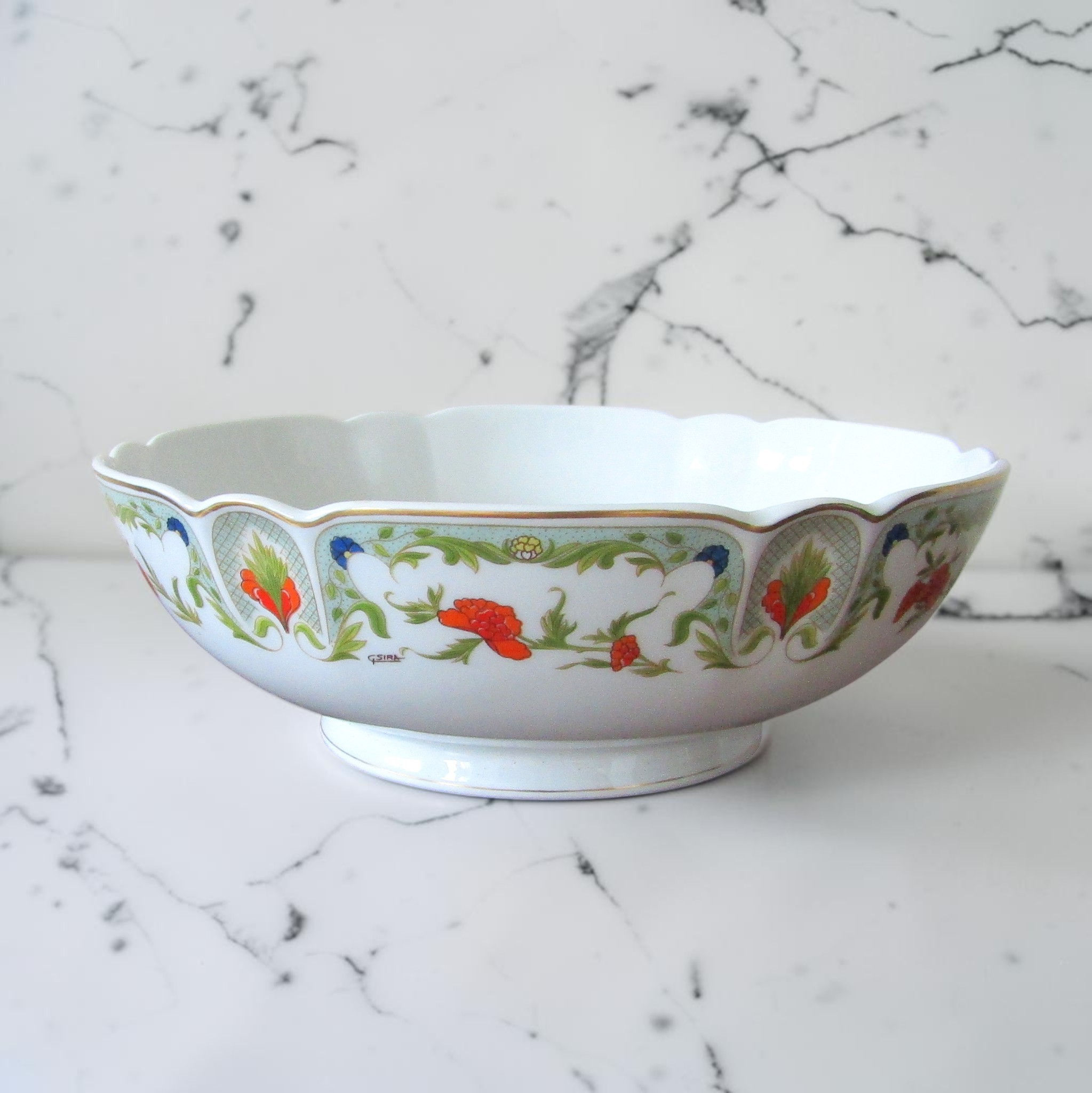 Saladier en porcelaine de Limoges Haviland modèle Mozart Chantoung avec décor floral stylisé polychrome, frise ornée